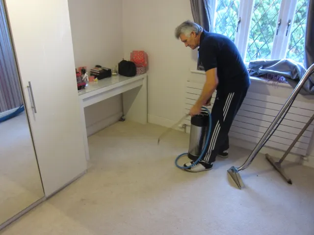 Cleaning a bedroom carpet with the truck mount wand
